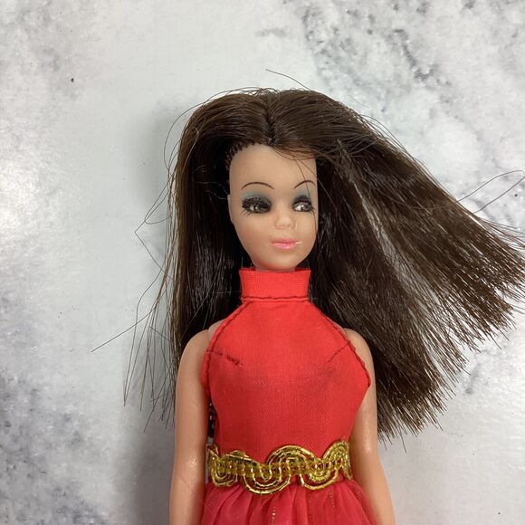 1970 Topper Dawn Friends Angie Doll Red Gold Dress Brunette Brown Hair P10 - Picture 2 of 9